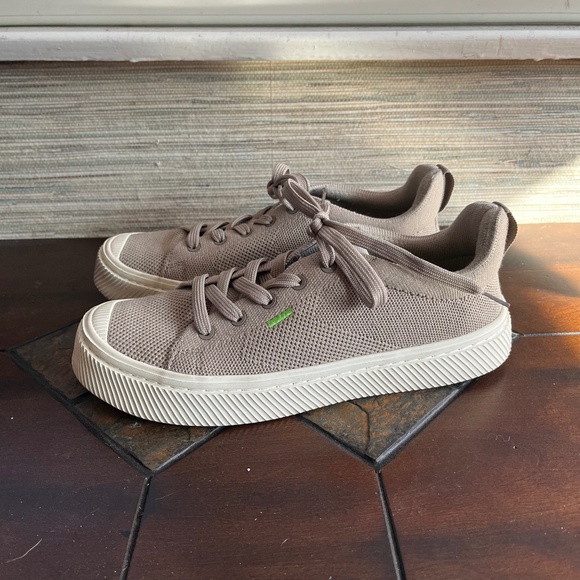 Cariuma IBI Sneaker in Dusty Taupe tone. Very light use  Womens Size 7  Mens 5.5 - Picture 3 of 8